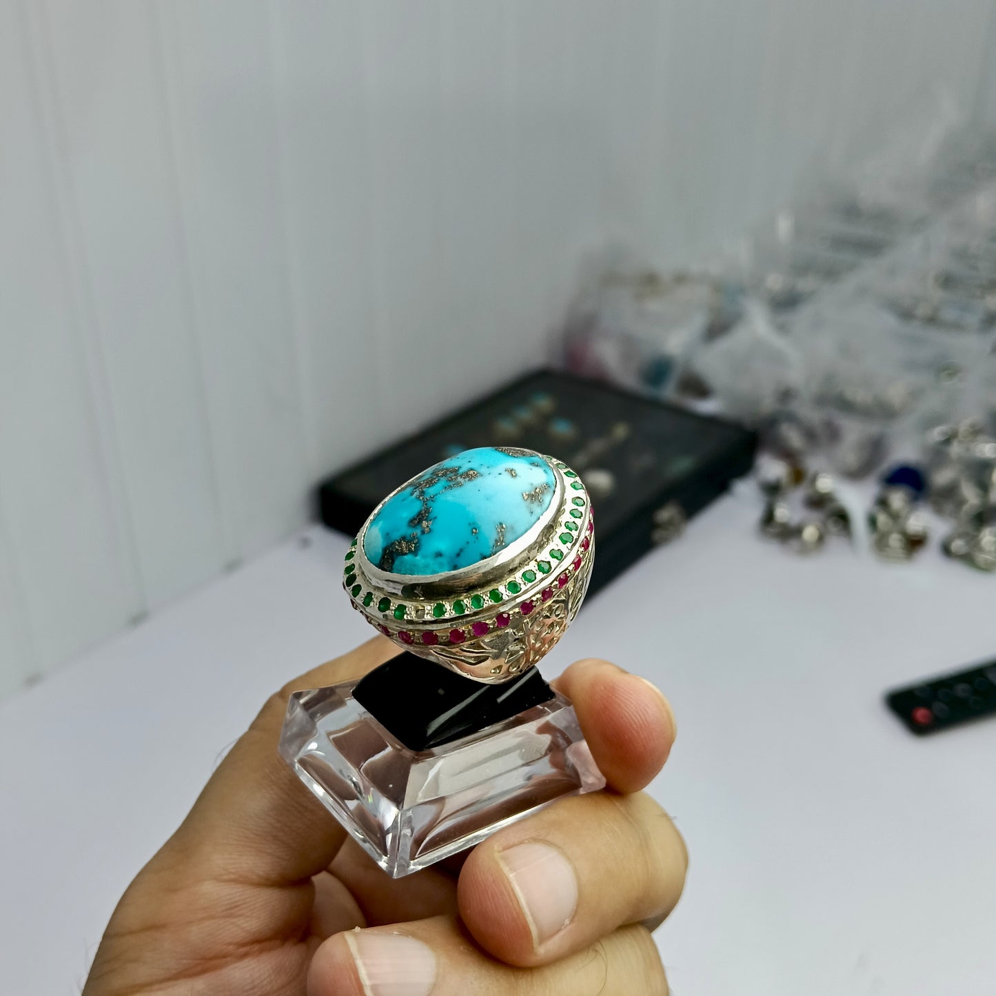 فیروزہ، زمرد اور یاقوت سے مزین خالص چاندی کی انگوٹھی – خوبصورتی اور روحانیت کا حسین امتزاجpayment advance
